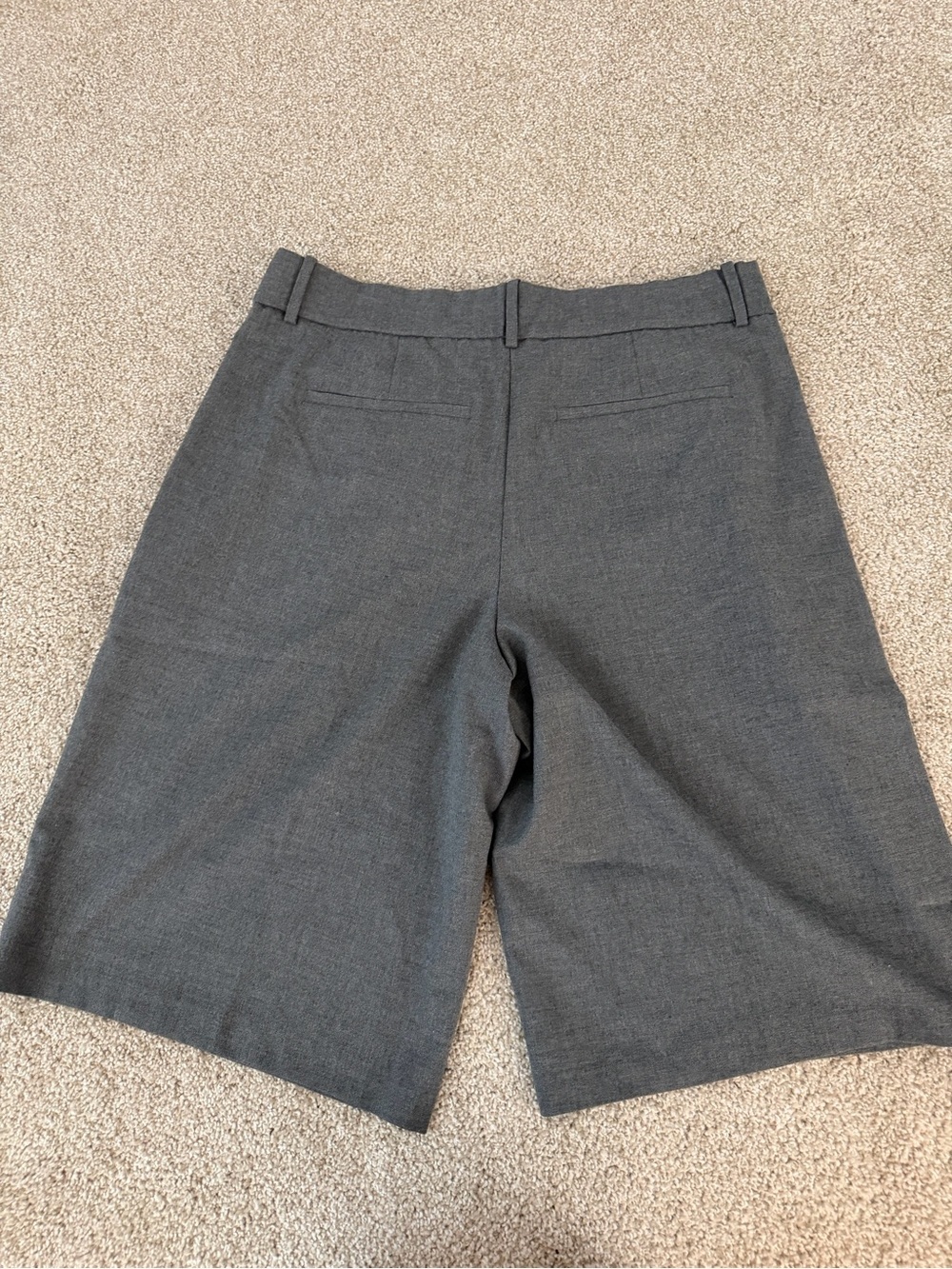 Abercrombie Fitch Gray Pleated Knee Length preppy trouser Shorts Size 32 - Picture 2 of 3